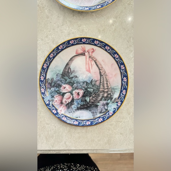 4 Lina Liu Collector’s Plates - Picture 8 of 9